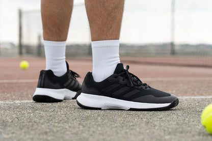 TENIS ADIDAS GAMECOURT 2 NEGRO BLANCO PARA TENNIS Y PÁDEL HOMBRE