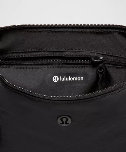 Lululemon Bolsa cruzada tipo slouchy 6L | Negro